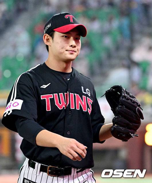 [OSEN=인천, 최규한 기자] 19일 오후 인천 SSG랜더스필드에서 ‘2025 신한 SOL Bank KBO리그’ SSG 랜더스와 LG 트윈스의 경기가 열렸다.이날 홈팀 SSG은 송영진, 방문팀 LG는 손주영을 선발로 내세웠다.7회말 2사 1, 3루 상황 마운드에 올라 실점없이 이닝을 마무리지은 LG 투수 김영우가 더그아웃으로 향하고 있다. 2025.04.19 / dreamer@osen.co.kr