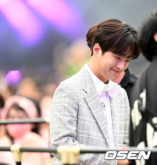 [OSEN=지형준 기자] 19일 오후 서울 잠실올림픽주경기장에서 제1회 드림콘서트 트롯 공연이 열렸다.MC 이찬원이 무대를 내려오며 미소짓고 있다. 2022.06.19 /jpnews@osen.co.kr