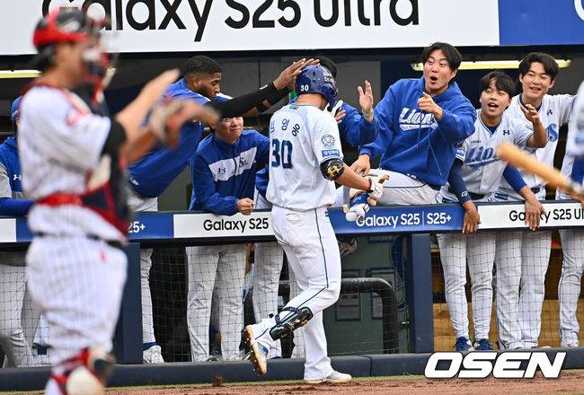 [OSEN=대구, 이석우 기자] 19일 대구삼성라이온즈파크에서 2025 신한 SOL 뱅크 KBO 리그 삼성 라이온즈와 롯데 자이언츠의 경기가 열렸다. 홈팀 삼성은 김대호가, 방문팀 롯데는 김진욱이 선발 출전했다. 삼성 라이온즈 김영웅이 2회말 우월 솔로 홈런을 치고 하이파이브를 하고 있다. 2025.04.19 / foto0307@osen.co.kr