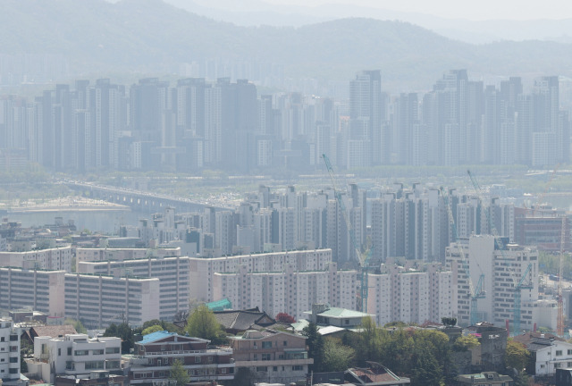▲20일 서울 남산에서 바라본 시내 아파트 단지의 모습. 한국부동산원의 전국주택가격 동향 조사에 따르면 강남 토지거래허가구역 해제 기간 동안 강남3구를 중심으로한 아파트값이 급등한 것으로 조사됐다. 이 중 올해 1분기 송파구 아파트값은 전국 시군구 가운데 최고 상승률을 기록했다. ⓒ연합뉴스