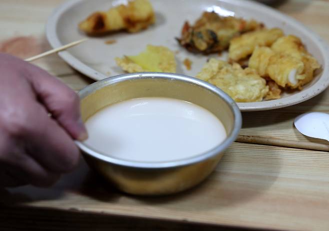 한 잔의 막걸리.