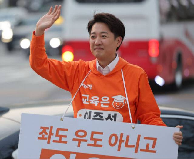 개혁신당 대선 후보인 이준석 의원이 지난 18일 서울 강남구 은마아파트 입구 사거리에서 퇴근길 인사를 하고 있다. 연합뉴스 