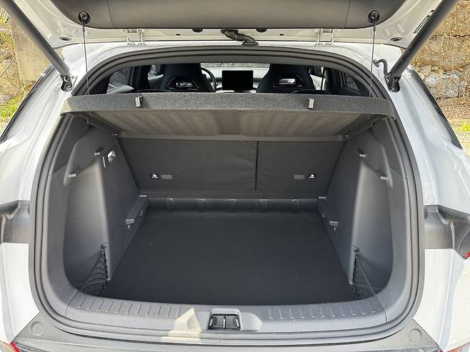 아토3 트렁크. 기본 용량은 440 리터이며, 2열 폴딩 시 1,340 리터까지 확장된다.