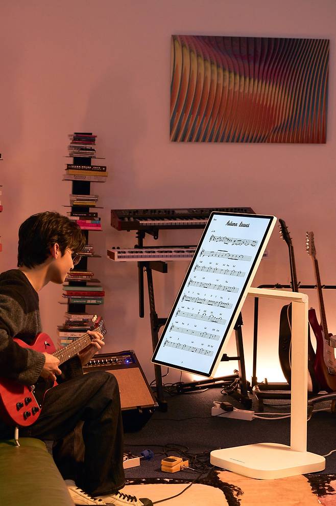 LG 스마트모니터 스윙은 가로/세로 모드를 자유롭게 전환할 수 있는 피벗(Pivot) 기능을 지원해 고객이 다양하게 활용할 수 있다.LG전자 제공