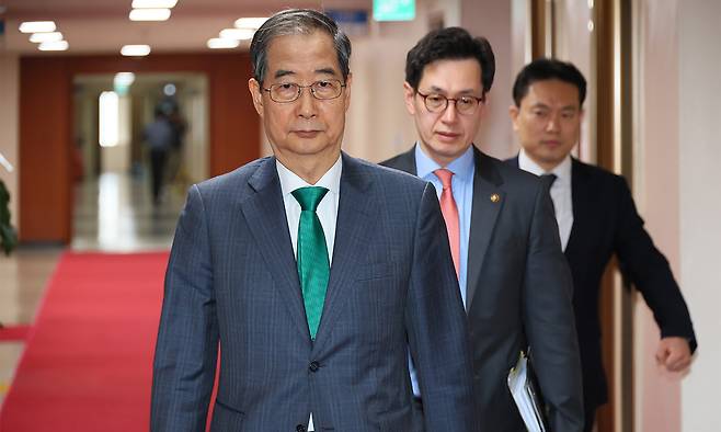 한덕수 대통령 권한대행 국무총리가 지난 18일 서울 종로구 정부서울청사에서 2025년 제1회 추가경정예산안을 심의하기 위해 열린 임시 국무회의에 참석하고 있다. 총리실 제공