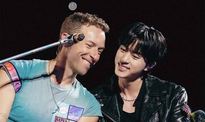 콜드플레이의 크리스 마틴(왼쪽)과 방탄소년단(BTS)의 진이 19일 경기 고양종합운동장에서 열린 콜드플레이 내한 공연 ‘뮤직 오브 더 스피어스’에서 노래를 부르고 있다. 진 인스타그램 캡처