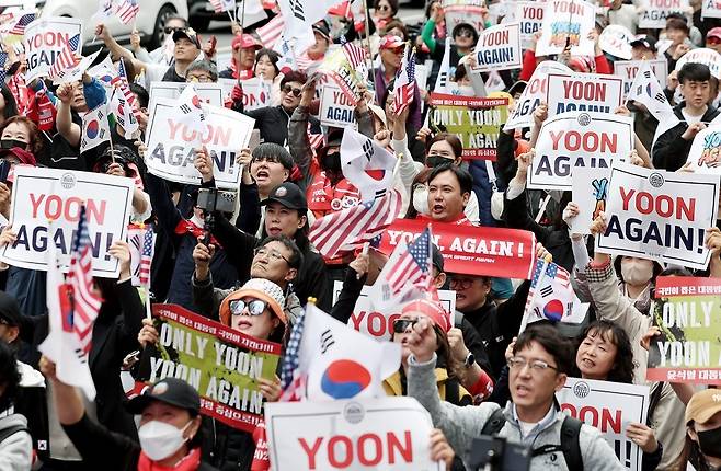 19일 서울 서초구 교대역 인근에서 윤석열 대통령의 복귀를 요구하는 2030의 ‘윤어게인(YOON AGAIN)’ 집회가 열리고 있다. 뉴시스