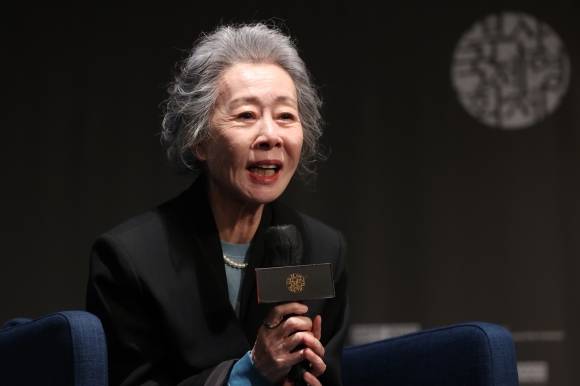 배우 윤여정이 제28회 부산국제영화제에서 인사말을 하고 있다. 연합뉴스