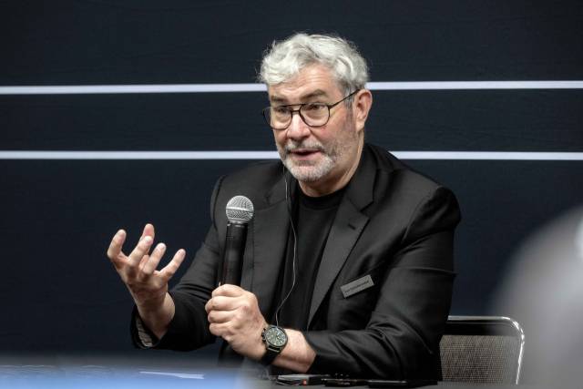 루크 동커볼케 현대차그룹 글로벌디자인본부장(CDO) 겸 최고크리에이티브책임자(CCO) 사장이 16일(현지시간) 미국 뉴욕 제이콥 재비츠 컨벤션 센터에서 국내 기자들과 간담회에서 질문에 답변하고 있다. 사진 제공=현대차·기아