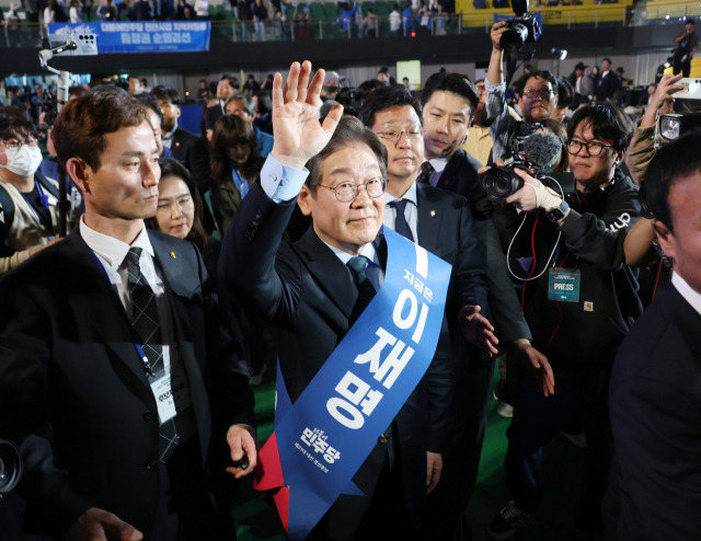 이재명 더불어민주당 예비 후보가 19일 충북 청주체육관에서 열린 '제21대 대통령선거 후보자 선출을 위한 충청권 합동연설회'에서 경선 결과 발표를 들은 뒤 인사하고 있다. 연합뉴스