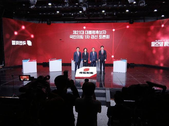 4월20일, 국민의힘 대선후보 1차 경선 토론회에 참석한 이철우,나경원, 홍준표, 한동훈 후보(왼쪽부터)가 시작에 앞서 단체 사진 촬영에 임하고 있다. ⓒ시사IN 김수혁