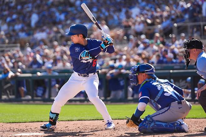 LA 다저스 김혜성이 2월22일 피닉스에서 열린 캔자스시티 로열스와의 스프링 트레이닝 경기에서 타석에 들어서 있다. ⓒAP연합