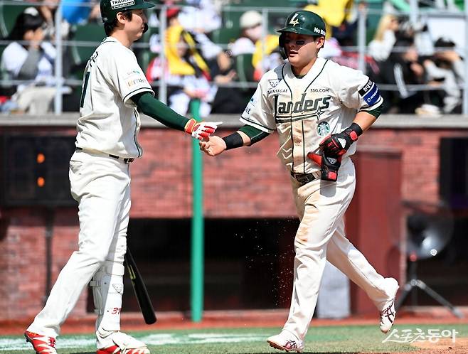 20일 인천 SSG 랜더스필드에서 ‘2025 신한 SOL 뱅크 KBO리그’ SSG 랜더스와 LG 트윈스의 경기가 열렸다. 2회말 2사 2루에서 적시타 때 SSG 최준우가 득점 후 동료의 환영을 받고 있다.

    인천 ｜ 김민성 기자 marineboy@donga.com
