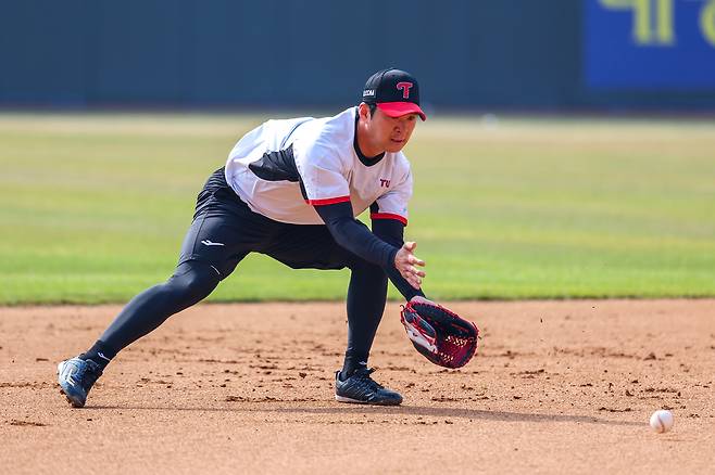 수비 훈려 중인 LG 유격수 오지환. LG 트위스 제공