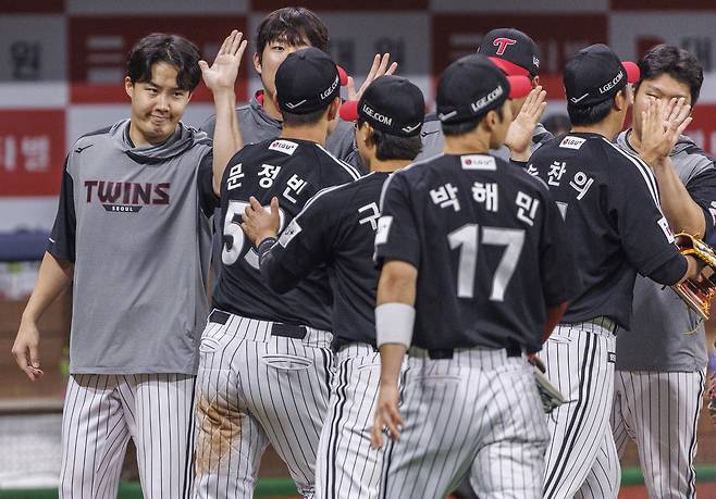 지난 10일 고척 LG-키움전. LG 선발 임찬규가 동료들과 하이파이브를 하며 자축하고 있다.  연합뉴스