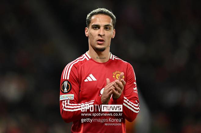 ▲ 스페인 매체 '피차헤스'에 따르면 맨유의 리그 라이벌인 아스널이 영입전에 뛰어들 것으로 알려지면서 상황이 묘하게 흘러가고 있다고 한다. 맨유와 아스널 사이에 선수 이적은 금기사항 중 하나다.