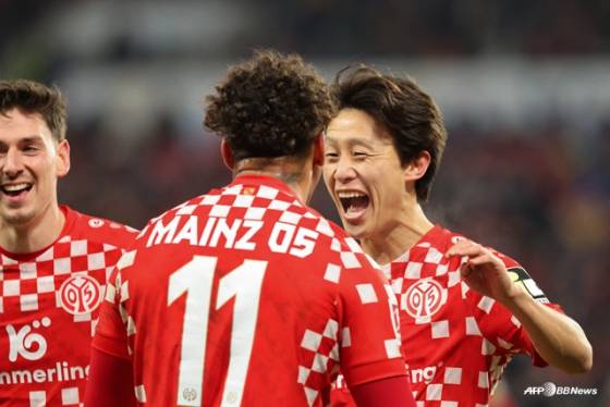 이재성(오른쪽)이  골을 넣고 기뻐하고 있다. /AFPBBNews=뉴스1