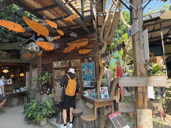 여행객이 태국 치앙마이 중심 올드시티 주변에 자리한 아트스튜디오를 둘러보고 있다. 재이 여행작가 제공