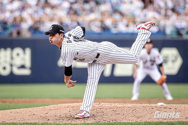 롯데 자이언츠 선발투수 김진욱이 19일 대구 삼성 라이온즈전에 선발 등판해 투구하고 있다. 롯데 자이언츠