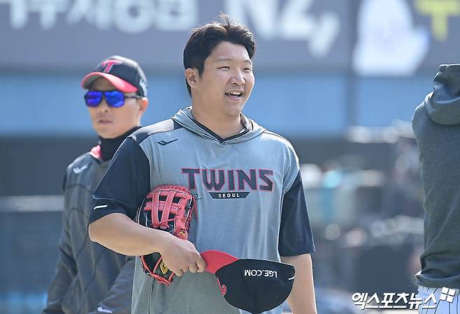 22일 오전 서울 송파구 잠실야구장에서 열리는 '2025 신한 SOL Bank KBO리그' 롯데 자이언츠와 LG 트윈스의 경기에 앞서 LG 문보경이 수비 훈련을 마친 뒤 더그아웃으로 향하고 있다. 엑스포츠뉴스 DB