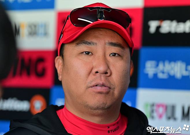 20일 오후 서울 송파구 잠실야구장에서 열리는 '2025 신한 SOL Bank KBO리그' KIA 타이거즈와 두산 베어스의 경기, KIA 이범호 감독이 취재진과 대화를 나누고 있다. 잠실, 김한주 기자
