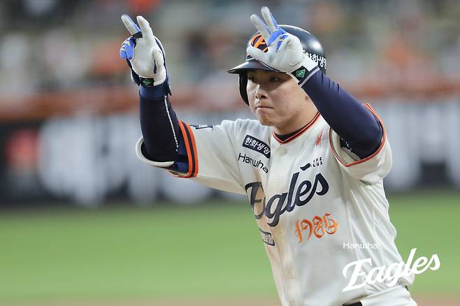 한화 내야수 문현빈은 20일 대전한화생명볼파크에서 열린 '2025 신한 SOL Bank KBO 리그' NC와 정규시즌 세 번째 맞대결에서 3번 지명타자로 선발 출전했다. 5회말과 7회말 적시타로 총 4타점을 뽑아내며 공격에 활력을 불어넣었다. 한화 이글스