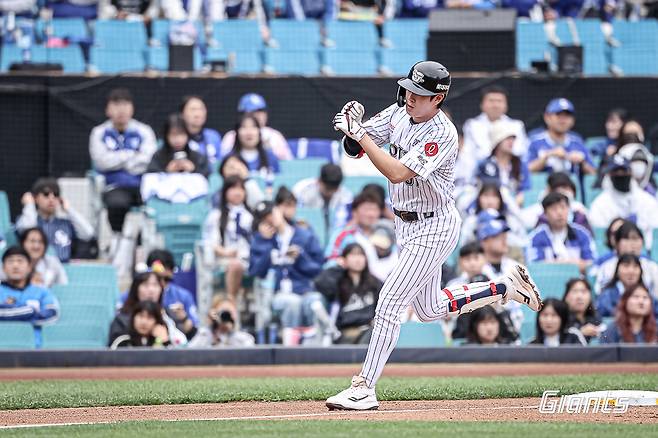 롯데 자이언츠 나승엽이 20일 대구 삼성 라이온즈전에서 홈런을 친 뒤 베이스를 돌고 있다. 롯데 자이언츠