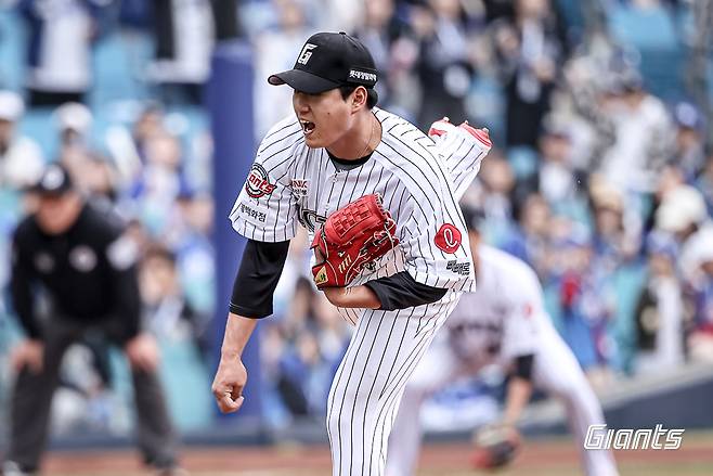 롯데 자이언츠 선발투수 나균안이 20일 대구 삼성 라이온즈전에 선발 등판해 투구하고 있다. 롯데 자이언츠