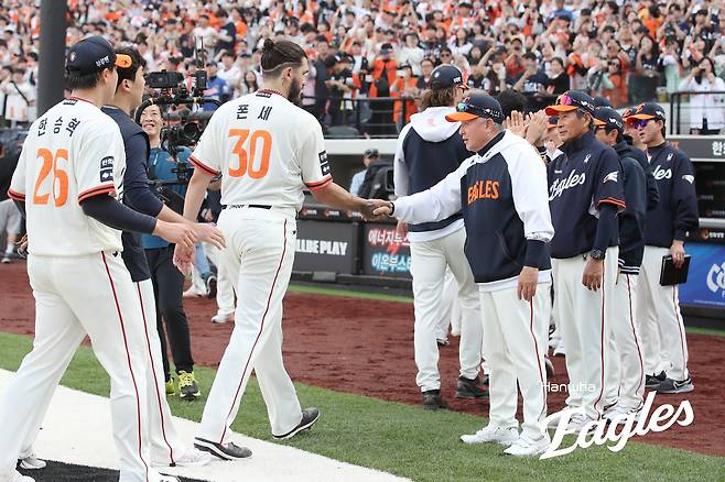 한화 투수 폰세(30번)는 20일 대전한화생명볼파크에서 열린 '2025 신한 SOL Bank KBO 리그' NC와 정규시즌 3번째 맞대결에서 선발 등판했다. 7이닝 1피안타 무실점 13탈삼진 압도적인 투구로 시즌 4승(무패)을 챙겼다. 동시에 팀은 2001년 후 24년 만에 선발 7연승을 기록했다. 한화 이글스