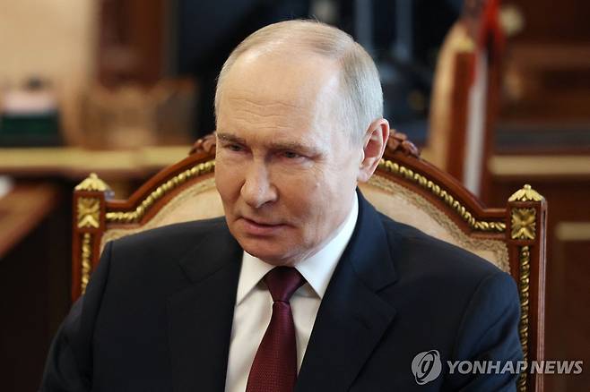푸틴 대통령 (모스크바 AFP=연합뉴스) 블라디미르 푸틴 러시아 대통령이 19일(현지시간) 크렘린궁에서 발레리 게라시모프 러시아군 총창모장과 면담하고 있다. 2025.04.19 photo@yna.co.kr [크렘린풀 제공. 재판매 및 DB 금지]