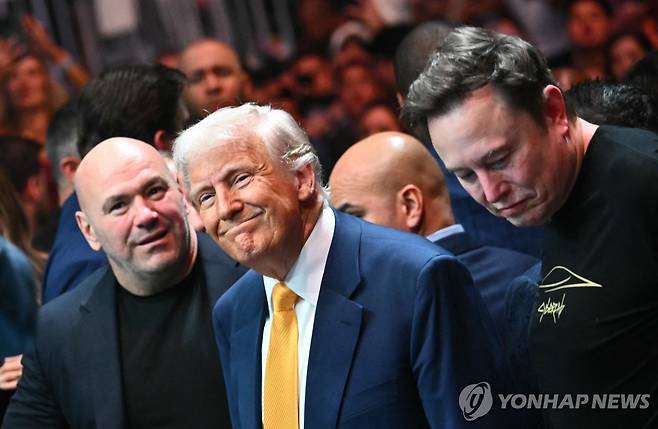 지난 12일 UFC 경기 관람하는 도널드 트럼프 미국 대통령과 일론 머스크 [AFP 연합뉴스 자료사진. 재판매 및 DB 금지]