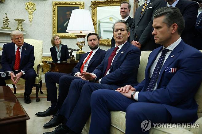 지난 17일 트럼프 대통령과 이탈리아 총리 정상회담에 배석한 스콧 베선트 재무장관(오른쪽에서 두번째)  [로이터=연합뉴스. 재판매 및 DB 금지]