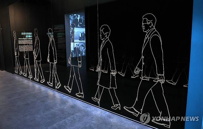 대통령 기록 전시관 (세종=연합뉴스) 배재만 기자 = 윤석열 전 대통령 파면에 따라 현 정부의 대통령기록물 이관을 위한 현장 점검이 시작됐다. 10일 세종시 대통령기록관 내 대통령기록 전시관 모습. 2025.4.10 scoop@yna.co.kr