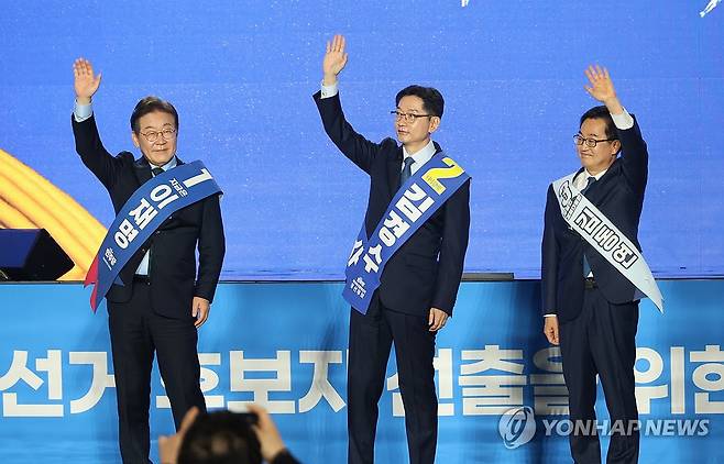 인사하는 민주당 대선 경선 후보들 (청주=연합뉴스) 이성민 기자 = 더불어민주당 대선 경선 후보들이 19일 오후 충북 청주체육관에서 열린 '제21대 대통령선거 후보자 선출을 위한 충청권 합동연설회'에 참석해 있다. 왼쪽부터 이재명, 김경수, 김동연 후보.
    2025.4.19 chase_arete@yna.co.kr