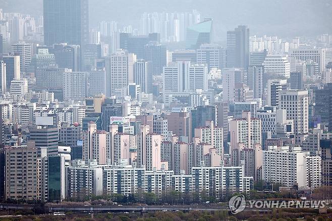 서울 아파트값 11주째 상승 (서울=연합뉴스) 신현우 기자 = 서울의 아파트 매매가격이 11주째 상승세를 지속했다. 한국부동산원이 17일 발표한 '4월 둘째주(14일 기준) 전국주택가격동향조사'에 따르면 서울 아파트값은 전주 대비 0.08% 오르며 11주 연속 상승했다.
    사진은 이날 남산에서 바라본 서울 시내 아파트 단지. 2025.4.17 nowwego@yna.co.kr