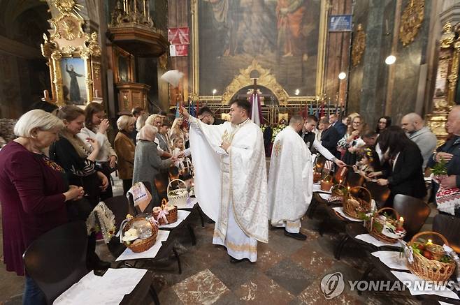 우크라이나 정교회의 부활적 미사 [AP=연합뉴스]