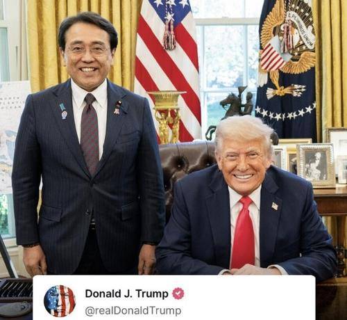 도널드 트럼프 미국 대통령(오른쪽)과 아카자와 료세이 일본 경제재생상 [트럼프 대통령 트루스소셜 계정 캡처. 재판매 및 DB 금지]