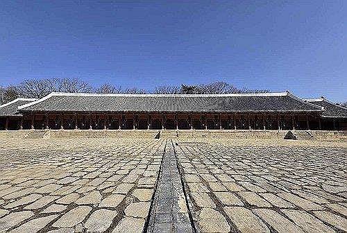 조선왕실 제사 '종묘대제', 정전에서 6년 만에 공개 거행 (서울=연합뉴스) 국가유산청은 국가유산진흥원, 종묘대제봉행위원회와 함께 다음 달 4일 오후 2시 종묘에서 2025년 종묘대제를 봉행한다고 17일 밝혔다.
    종묘대제는 조선시대 역대 왕과 왕비의 신위를 모신 종묘에서 올리는 제사다. 사진은 보수 공사 마친 종묘 정전 전경. 2025.4.17 [국가유산청 제공. 재판매 및 DB 금지] photo@yna.co.kr