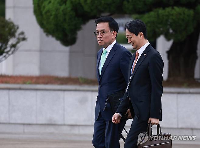 대화 나누는 최상목 부총리(왼쪽)와 안덕근 산자부 장관 [연합뉴스 자료사진]