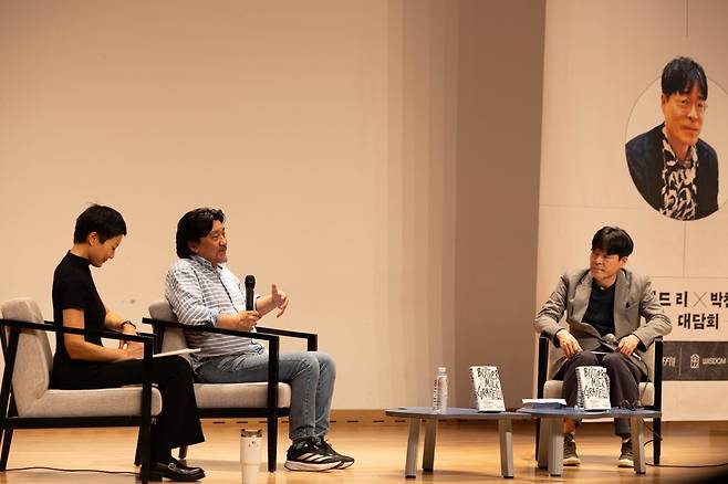 독자들과 만난 에드워드 리   (서울=연합뉴스) '버터밀크 그래피티'를 출간한 요리사 에드워드 리가 20일 서울 성산동 마포중앙도서관에서 열린 독자와의 만남에서 발언하고 있다. 2025. 04.20. [위즈덤하우스 제공. 재판매 및 DB금지]