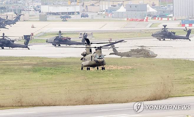 주한미군 기지의 헬리콥터들 세계 최대 규모의 미 육군 기지인 경기도 평택시 캠프 험프리스에서 치누크(CH-47) 헬기 [연합뉴스 자료사진]