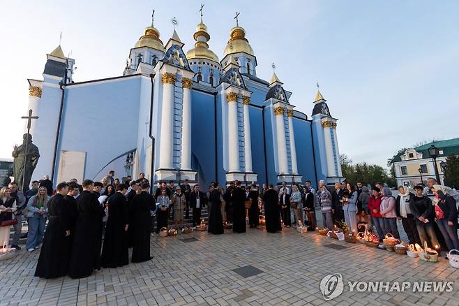 우크라이나 키이우에서 열린 부활절 미사 (키이우 로이터=연합뉴스) 19일(현지시간) 부활절을 맞아 우크라이나 키이우의 성미카엘대성당에 모인 러시아정교회 신도들. 2025.4.19 photo@yna.co.kr