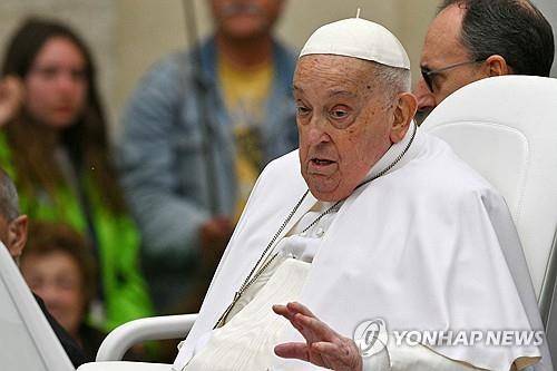 신자들과 인사하는 프란치스코 교황 [AFP=연합뉴스]