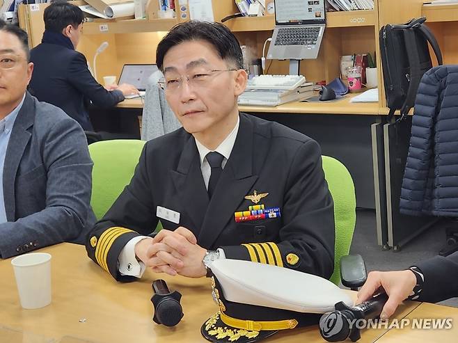 국방부 기자실 방문한 이국종 신임 국군대전병원장 (서울=연합뉴스) 김준태 기자 = 이국종 신임 국군대전병원장이 27일 서울 용산구 국방부 기자실을 찾아 기자들의 질문에 답하고 있다. 2023.12.27 readiness@yna.co.kr