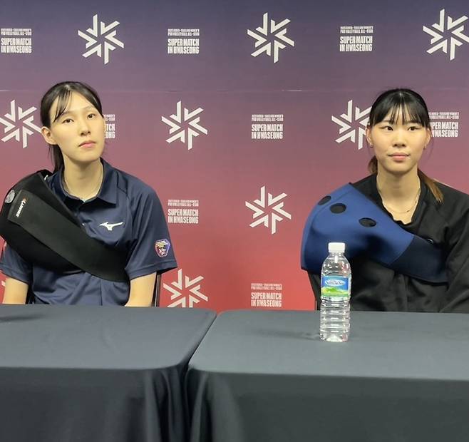 한국 여자배구 대표팀 이선우(왼쪽)와 정윤주 [촬영 이대호]