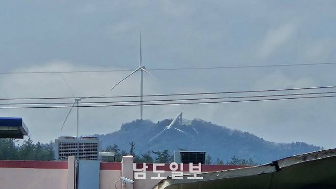 21일 새벽 2시 50분께 전남 화순군에 위치한 총 51.7MW(메가와트) 규모의 금성산풍력발전소 11기 중 1기가 전도됐다. /독자 제공