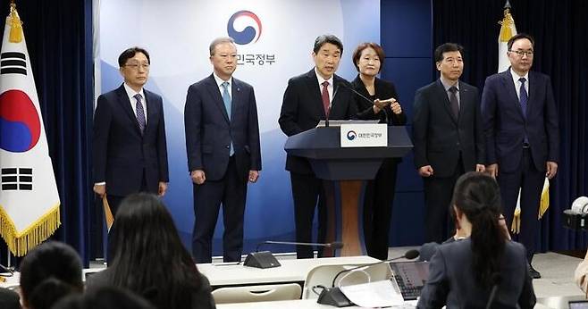 이주호 사회부총리 겸 교육부 장관이 지난 17일 정부서울청사에서 2026학년도 의과대학 모집인원 조정 방향에 대해 발표하고 있는 모습. 교육부 제공