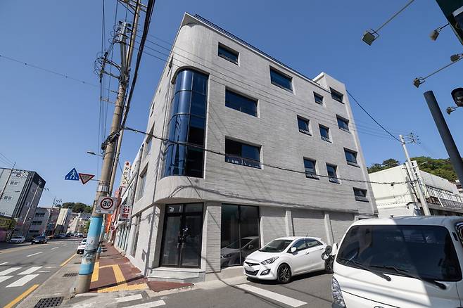 울산 중구 학성동 가구거리에 위치한 '학성가구거리 활력센터' 모습. 최지원 기자