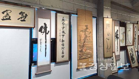 ▲ 통도사 인근 카페 산문갤러리에서 열리고 있는 월하 큰스님 소장전.