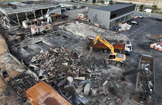 20일 오후 산불에 전소된 영덕군 영덕읍 자동차 정비공장 철거 작업이 진행되고 있다. /이용선기자 photokid@kbmaeil.com